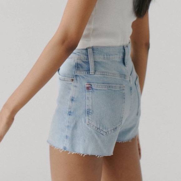 NWT Urban Outfitters BDG High Waisted Girlfriend Shorts Light Wash - Picture 2 of 9
